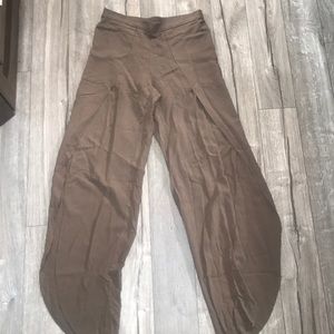 (W) Boho Capri pant. Army green. Size S